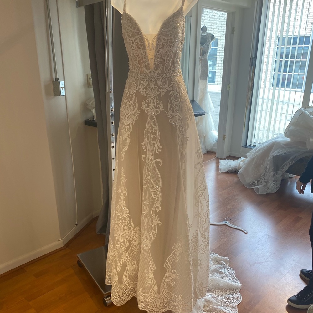 Allure cloture wedding dress